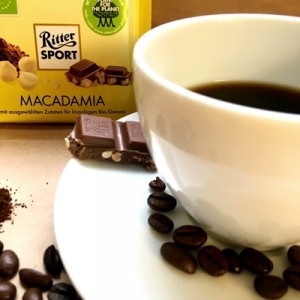 Macadamiaschokolade schmeckt perfekt zu einem leckeren Kaffee!