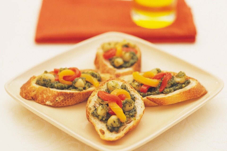 Bruschetta mit Macadamia-Pesto und Paprika