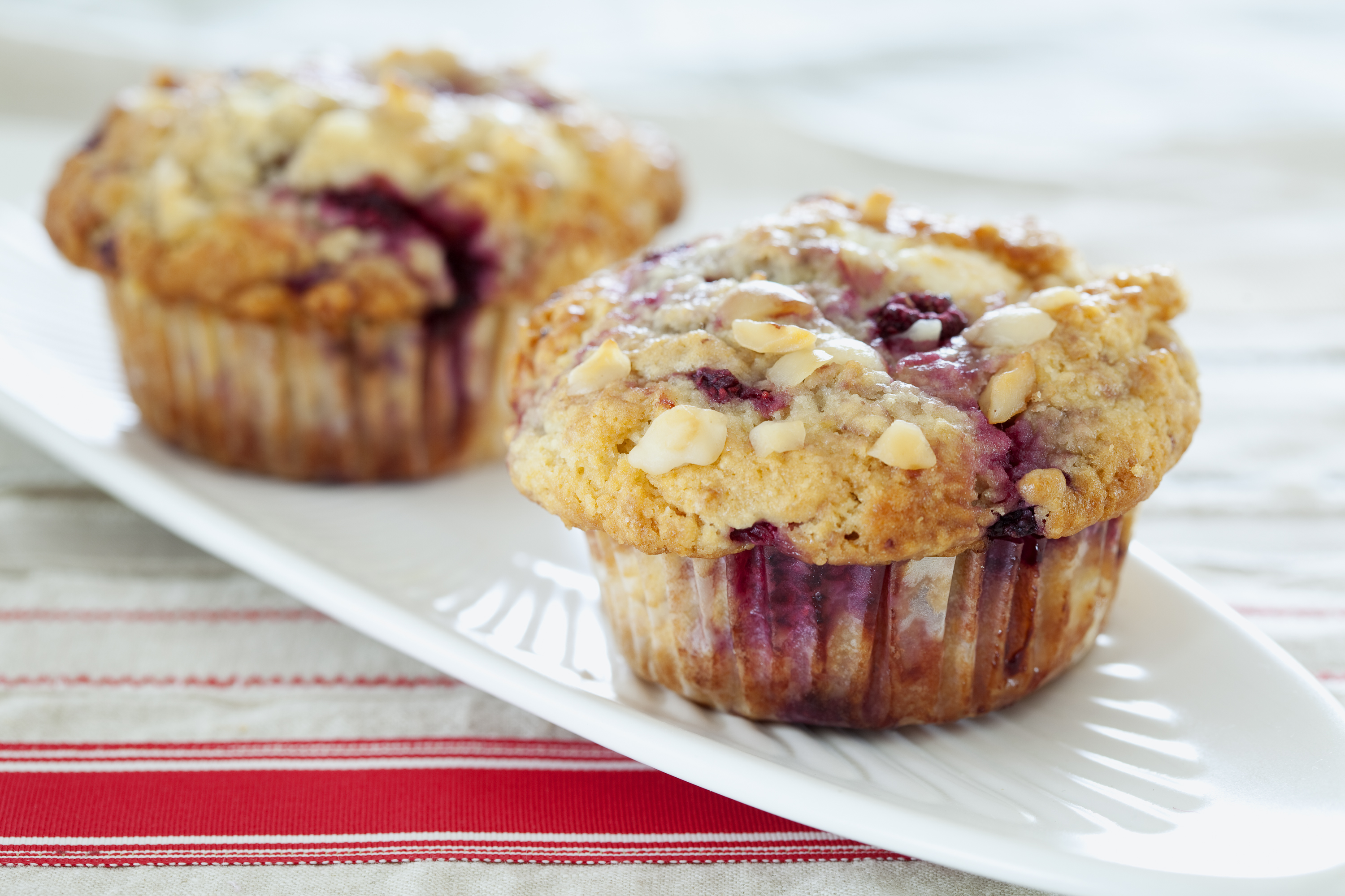 Himbeer-Macadamia-Muffins mit weißer Schokolade | Australian Macadamias ...