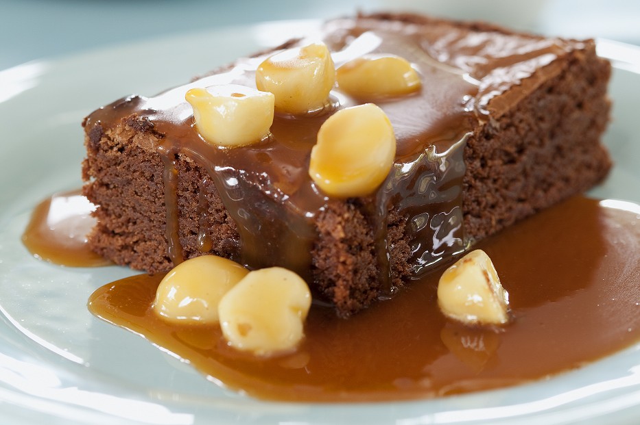 Schokoladen-Brownies mit Macadamia-Karamell-Sauce