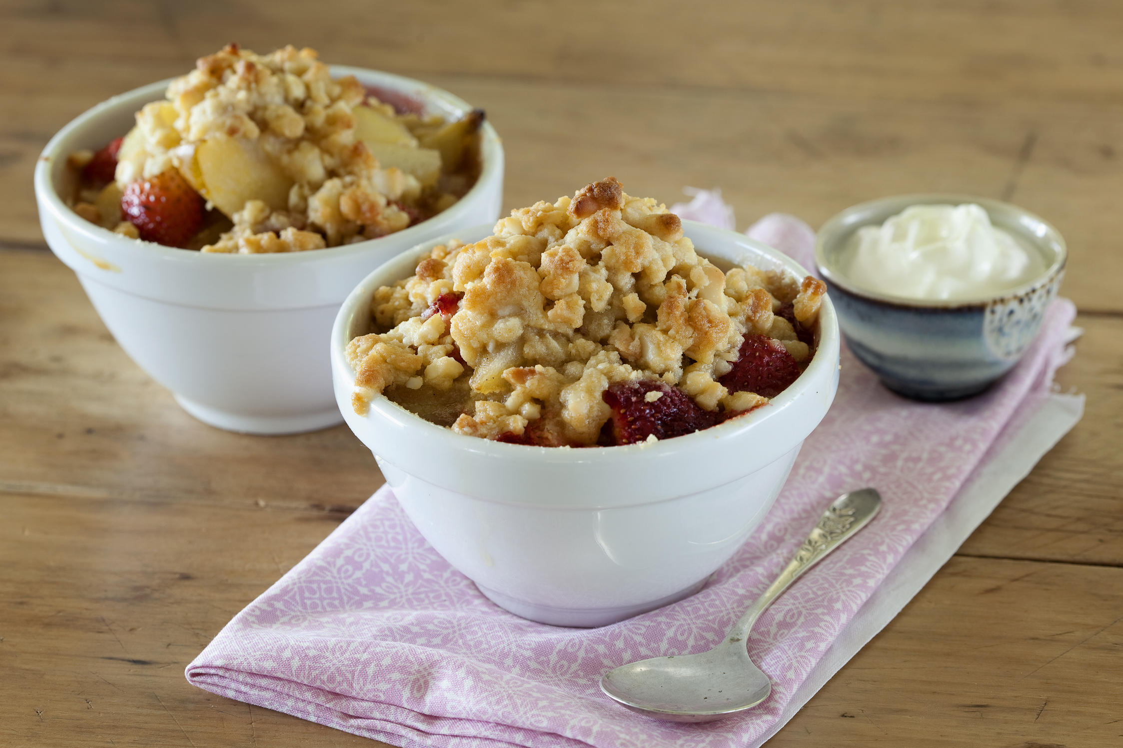 Dessert Rezept für Crumble mit Birnen, Erdbeeren und Macadamias