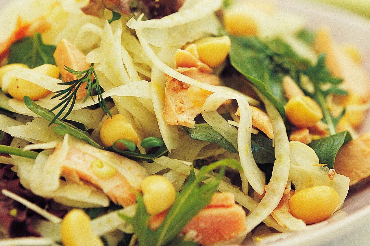 Salat mit Macadamia Nüssen, Fenchel und Räucherlachs | Australian ...