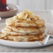 Pancakes mit Macadamias, Bananen und Buttermilch