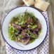 Salat mit gepfeffertem Rinderfilet und gerösteten australischen Macadamias