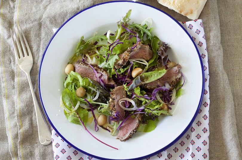 Salat mit gepfeffertem Rinderfilet und gerösteten Macadamias