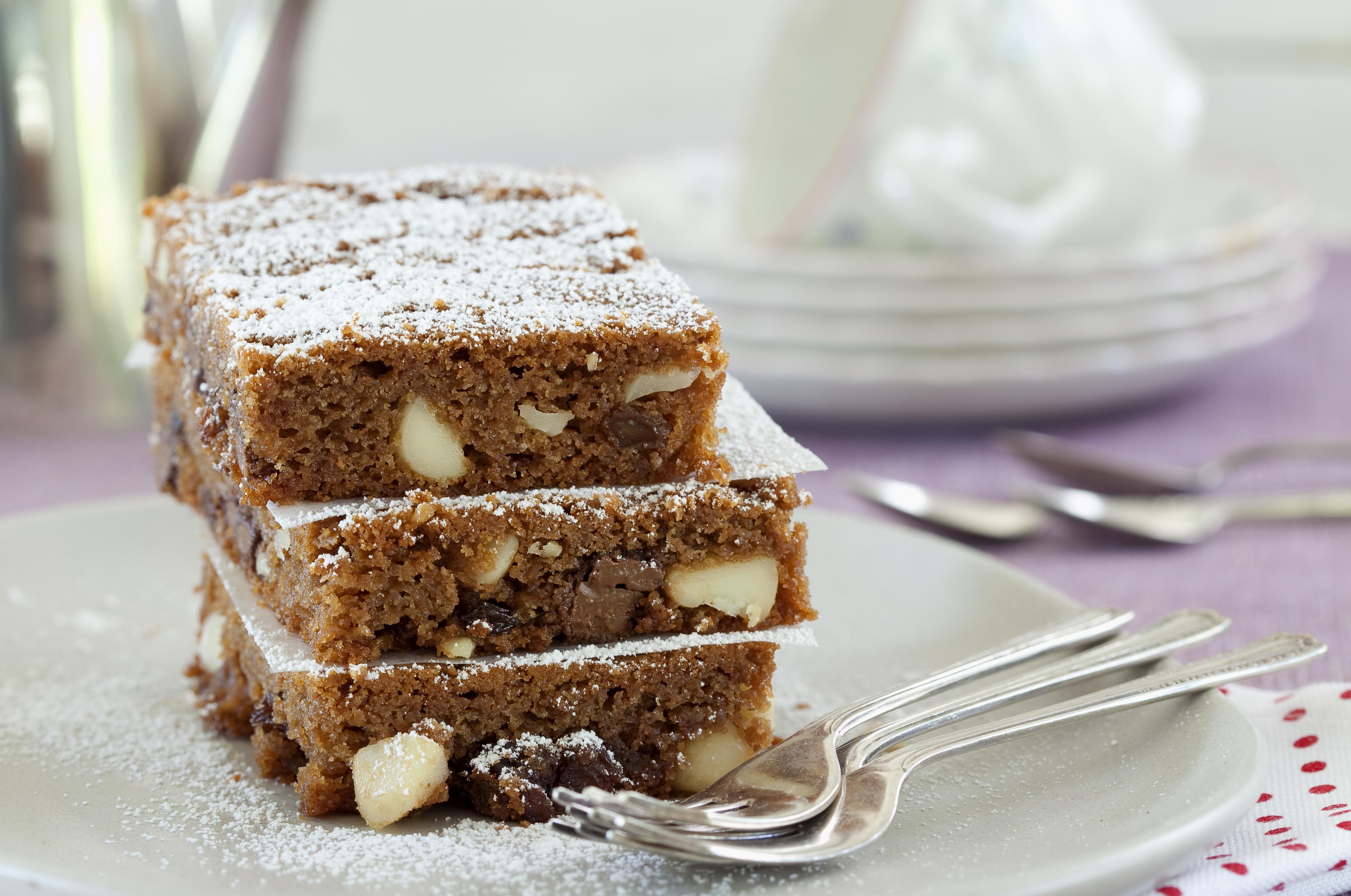 Schokoladen-Macadamia-Schnitten mit Rosinen