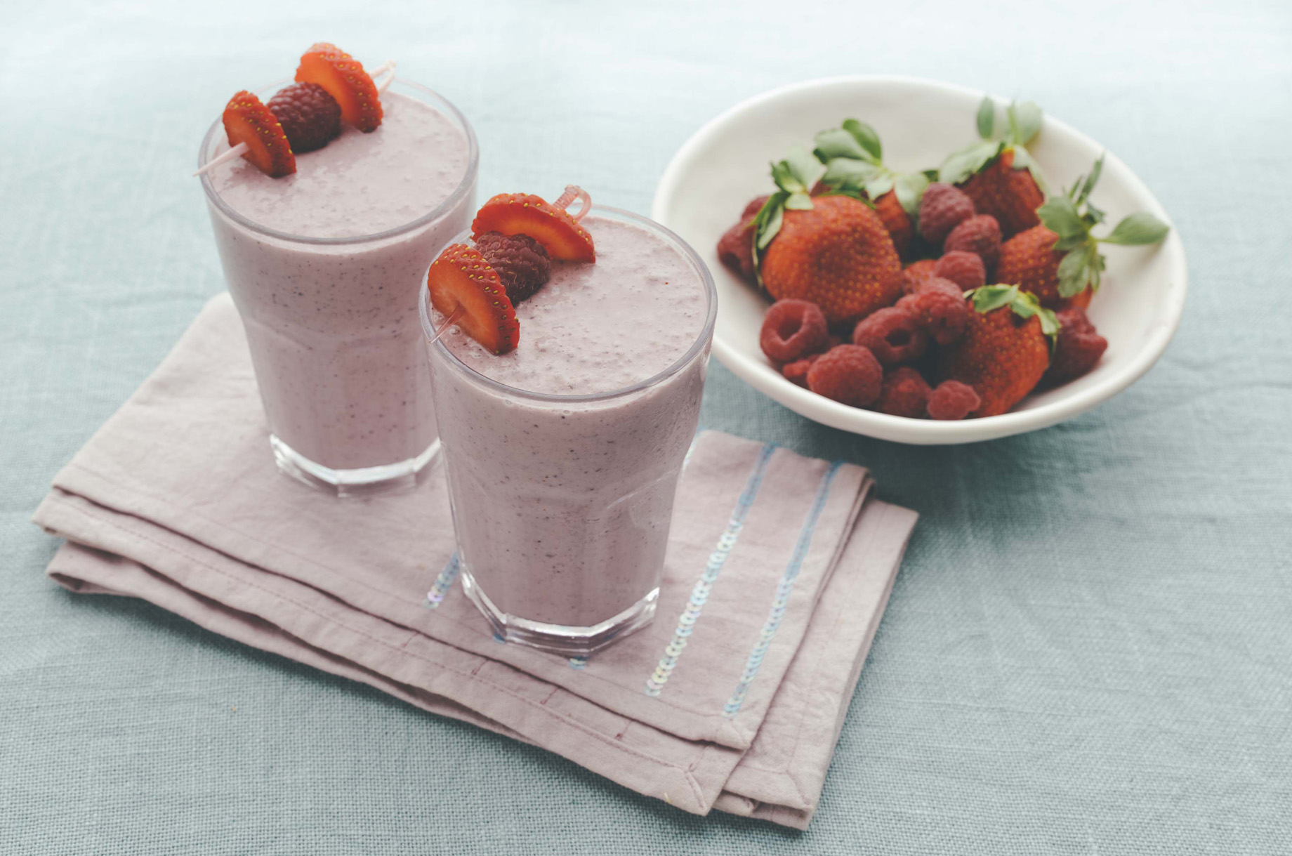 Beeren-Smoothie mit Macadamia-Milch