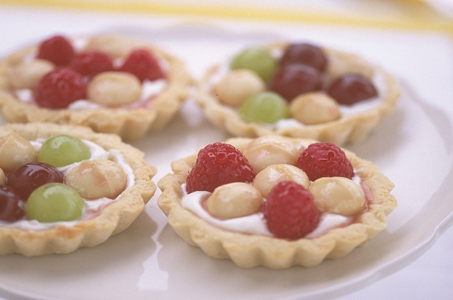 Sommerliche Törtchen mit Macadamias, Ricotta und Früchten