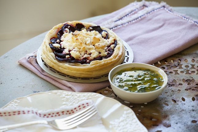 Macadamia-Ziegenkäse-Törtchen mit Rote Bete und Orangen-Basilikum Dressing