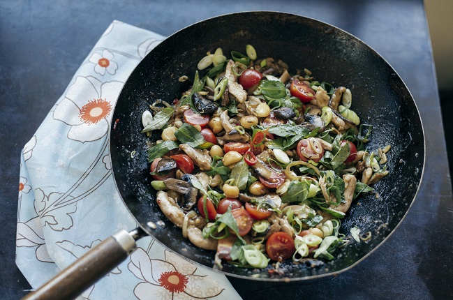 Hähnchen-Pilz-Wok mit Australischen Macadamias