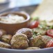 Selbstgemachte Falafel mit Macadamias und frischen Kräutern sind eine tolle und fleischlose Alternative.