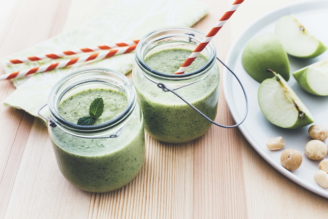 Grüner Smoothie mit Macadamiamilch