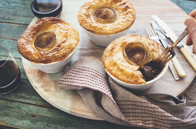 Herzhafte Fleischpasteten mit Macadamias, Pilzen und karamellisierten Zwiebeln