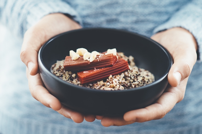 Porridge mit Australischen Macadamias, Quinoa und gebackenem Rhabarber