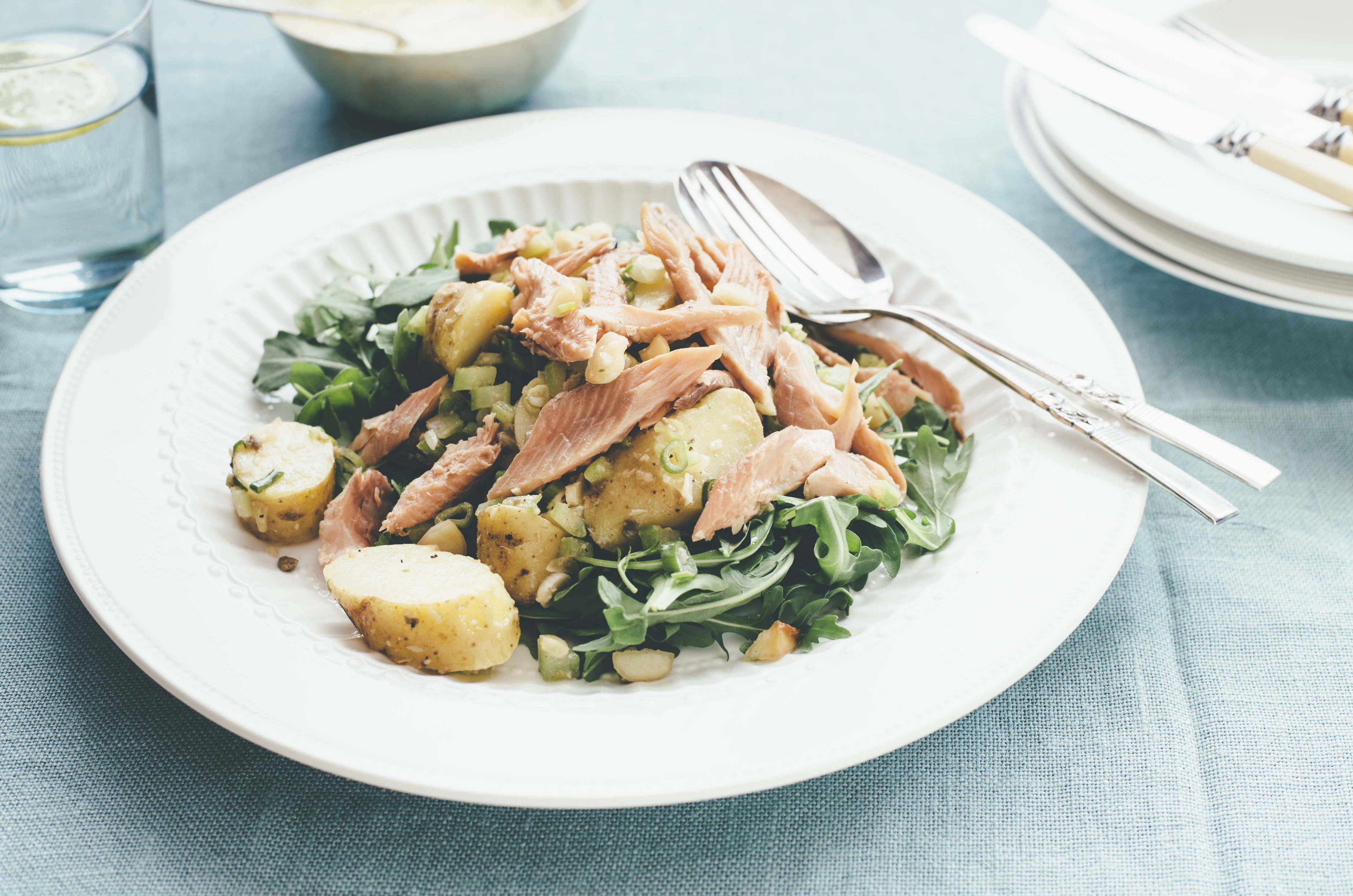 Kartoffelsalat mit Räucherforelle, Rucola und Zitronen Macadamia Mayonnaise