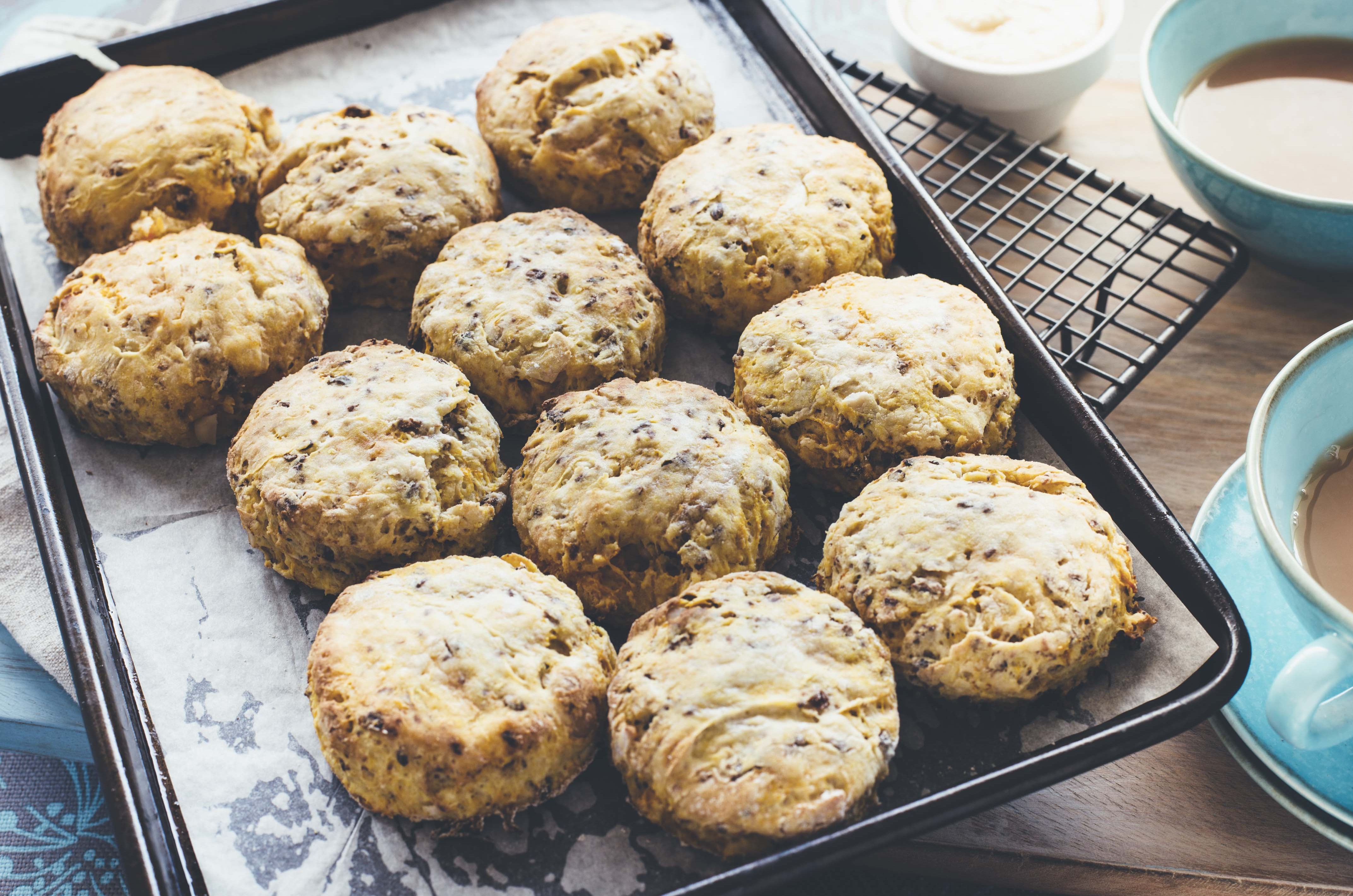 Macadamia Scones mit Kürbis und getrockneten Tomaten