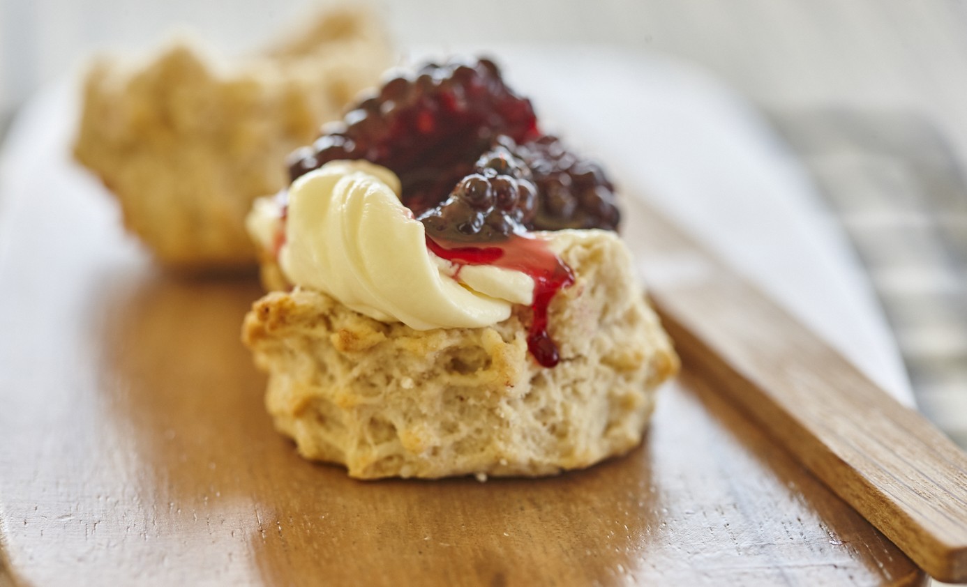 Macadamia Scones mit Brombeeren und Sahne