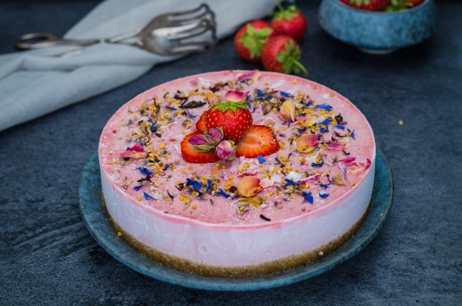 Erdbeer Macadamia Raw Cake mit Açaì