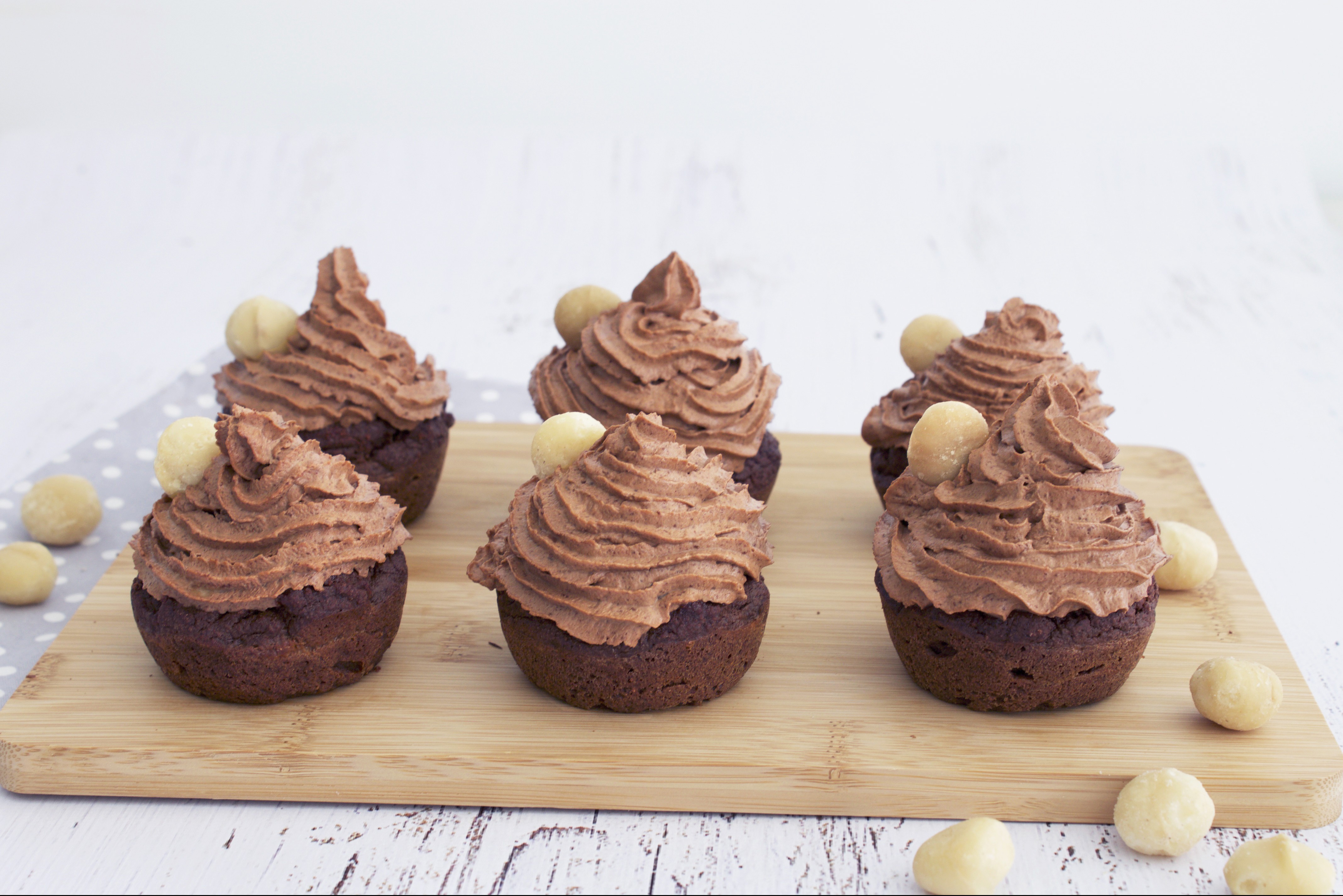 Cupcakes mit Macadamia, Kakao und roter Beete