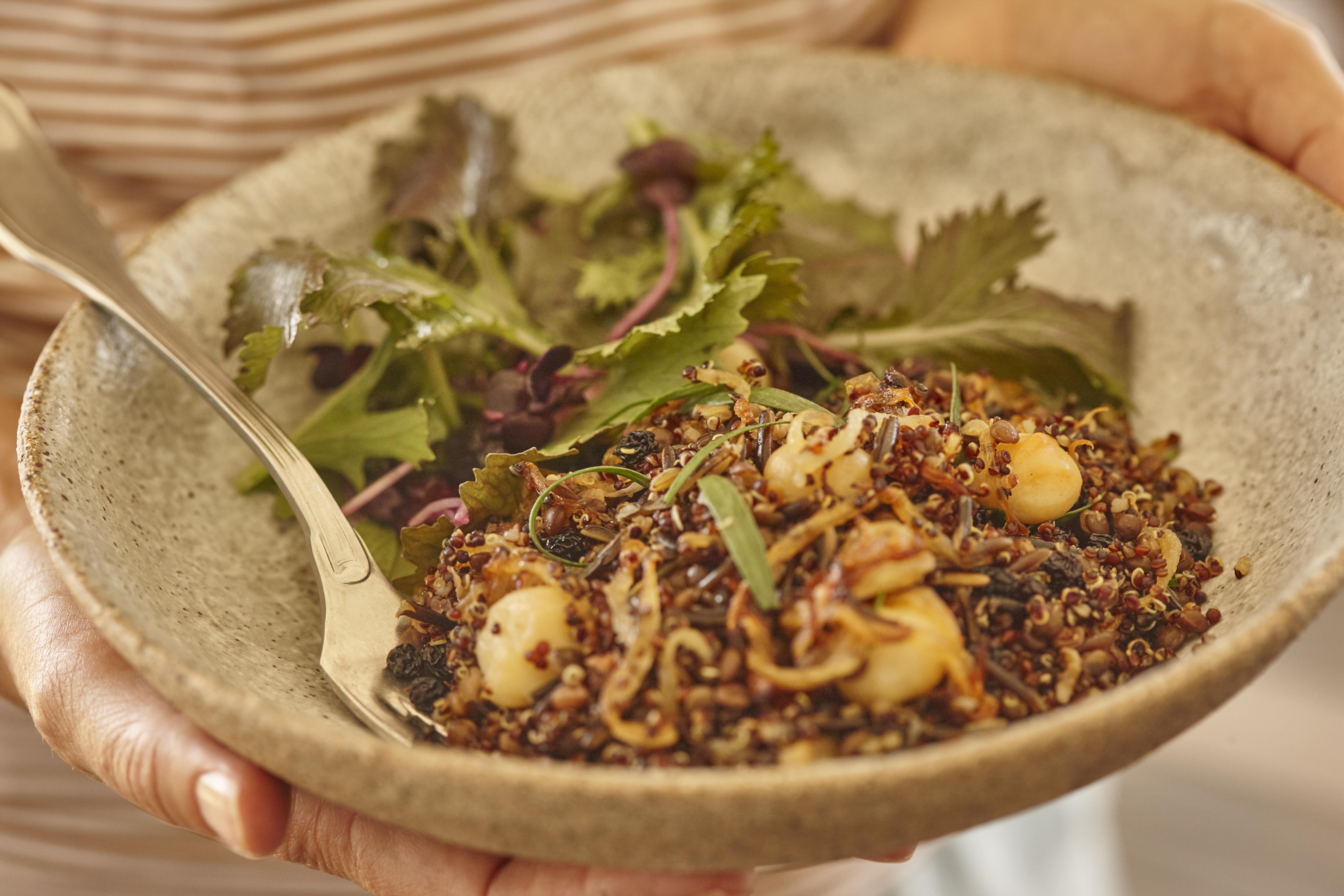 Quinoa-Salat mit Wildreis, Linsen und Macadamias