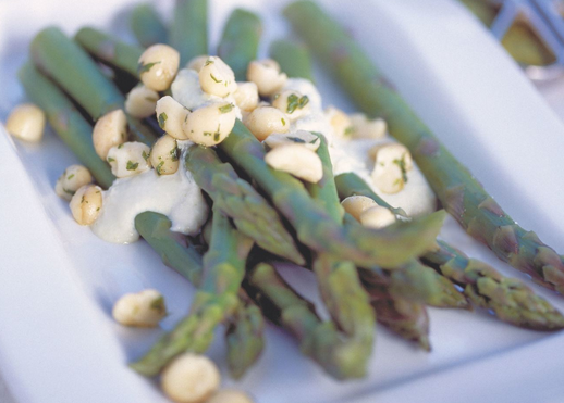 Gegarter Spargel mit Macadamias