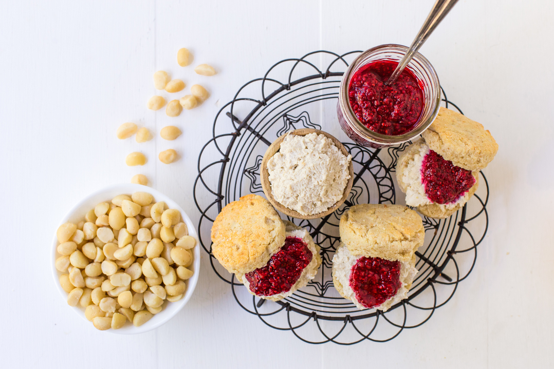 Scones mit Chia-Himbeer-Konfitüre und Macadamia-Creme