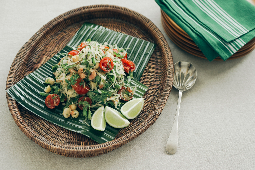 Sommer-Salat mit grüner Papaya und Macadamias