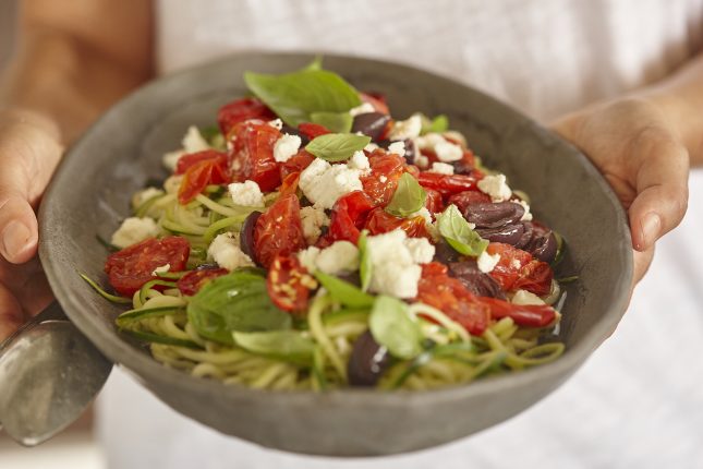 Gebratenes Gemüse auf Zucchininudeln mit Macadamia-Feta