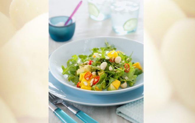 Mango, Avocado und Macadamia Salat