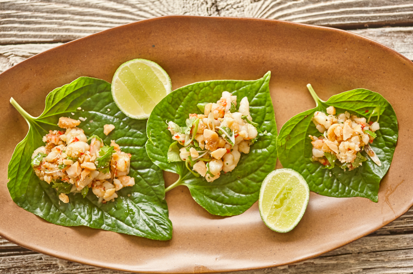 Betelblätter mit Garnelen und gebratenen Macadamias