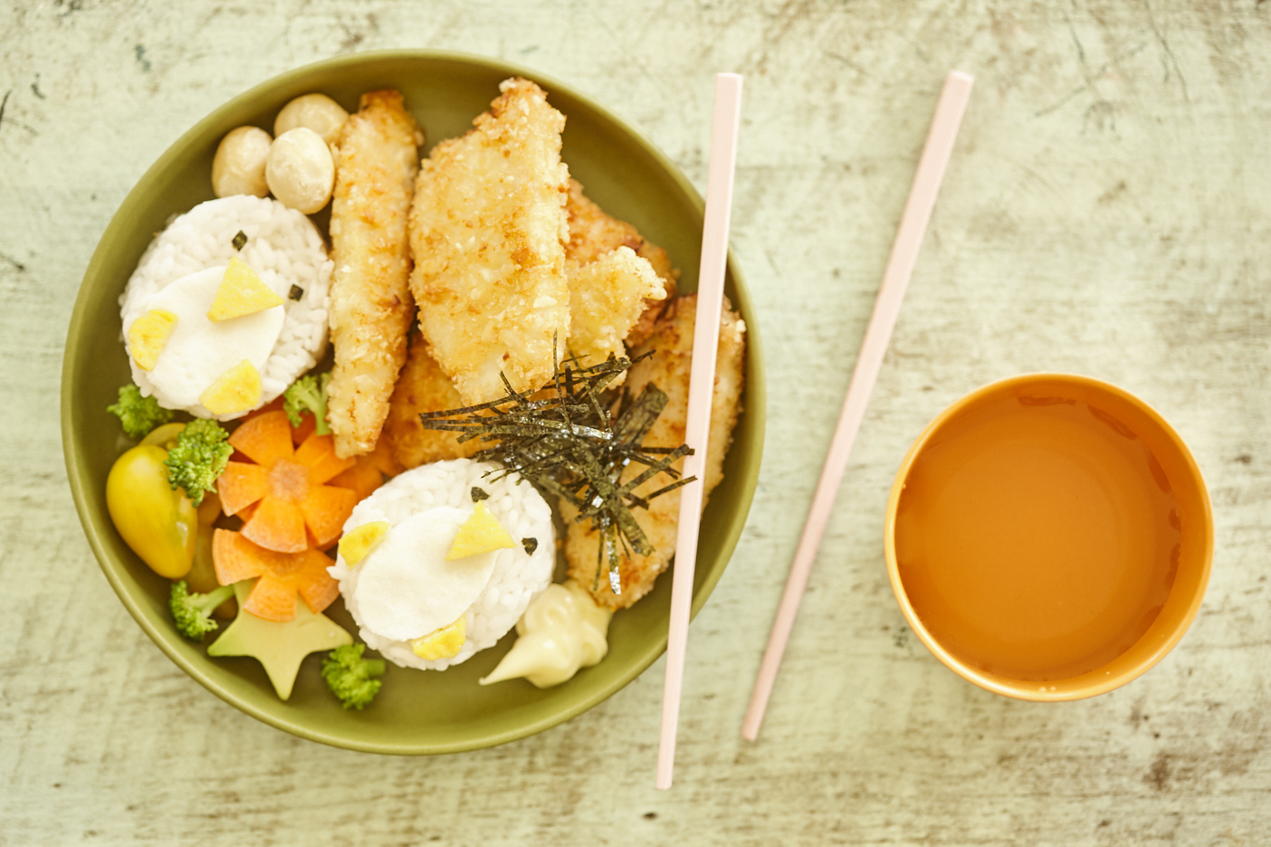 Sushi-Bowl für Kinder mit Macadamia-Hähnchen-Nuggets