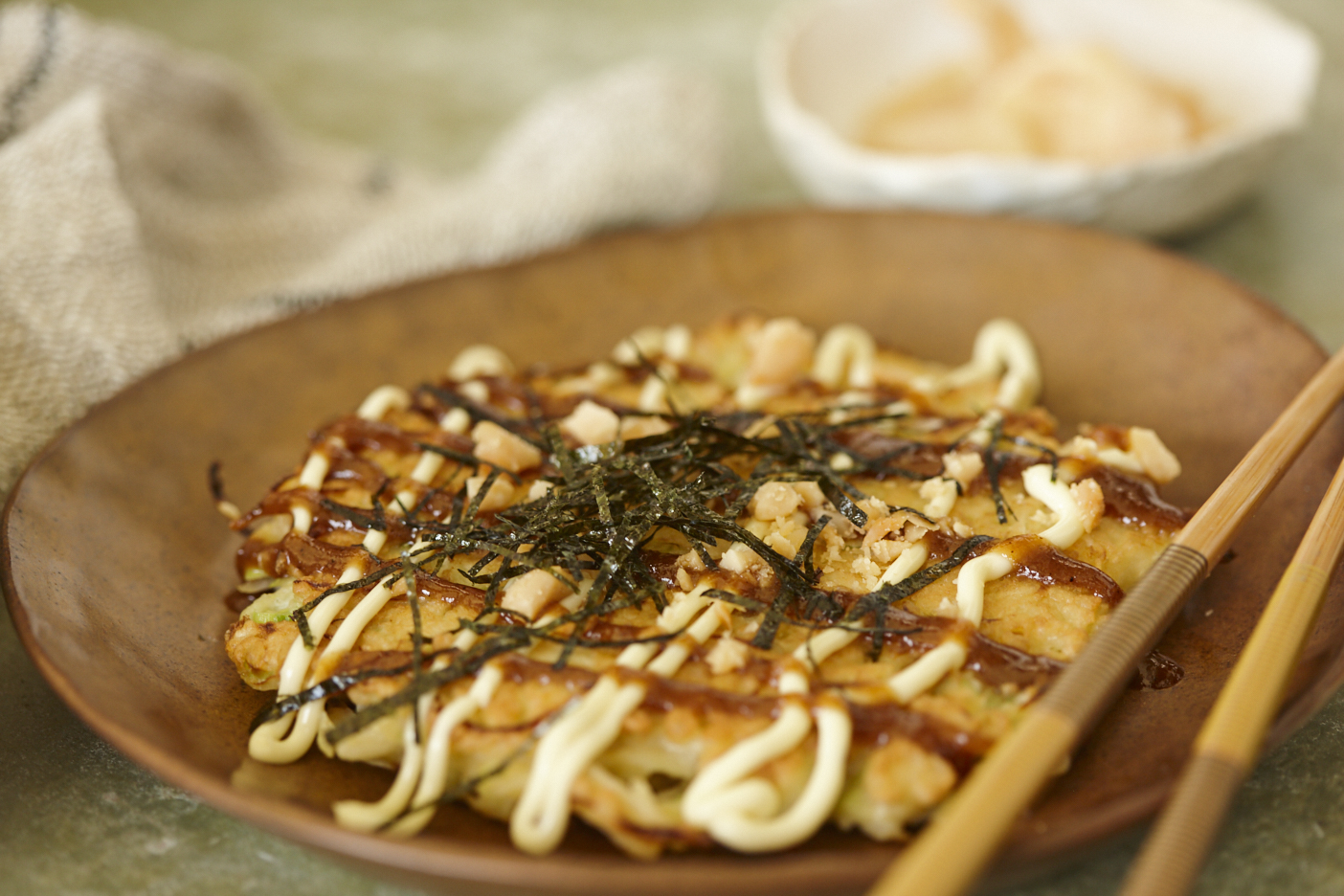 Japanischer Kohlpfannkuchen mit Macadamia-Tonkatsu-Sauce