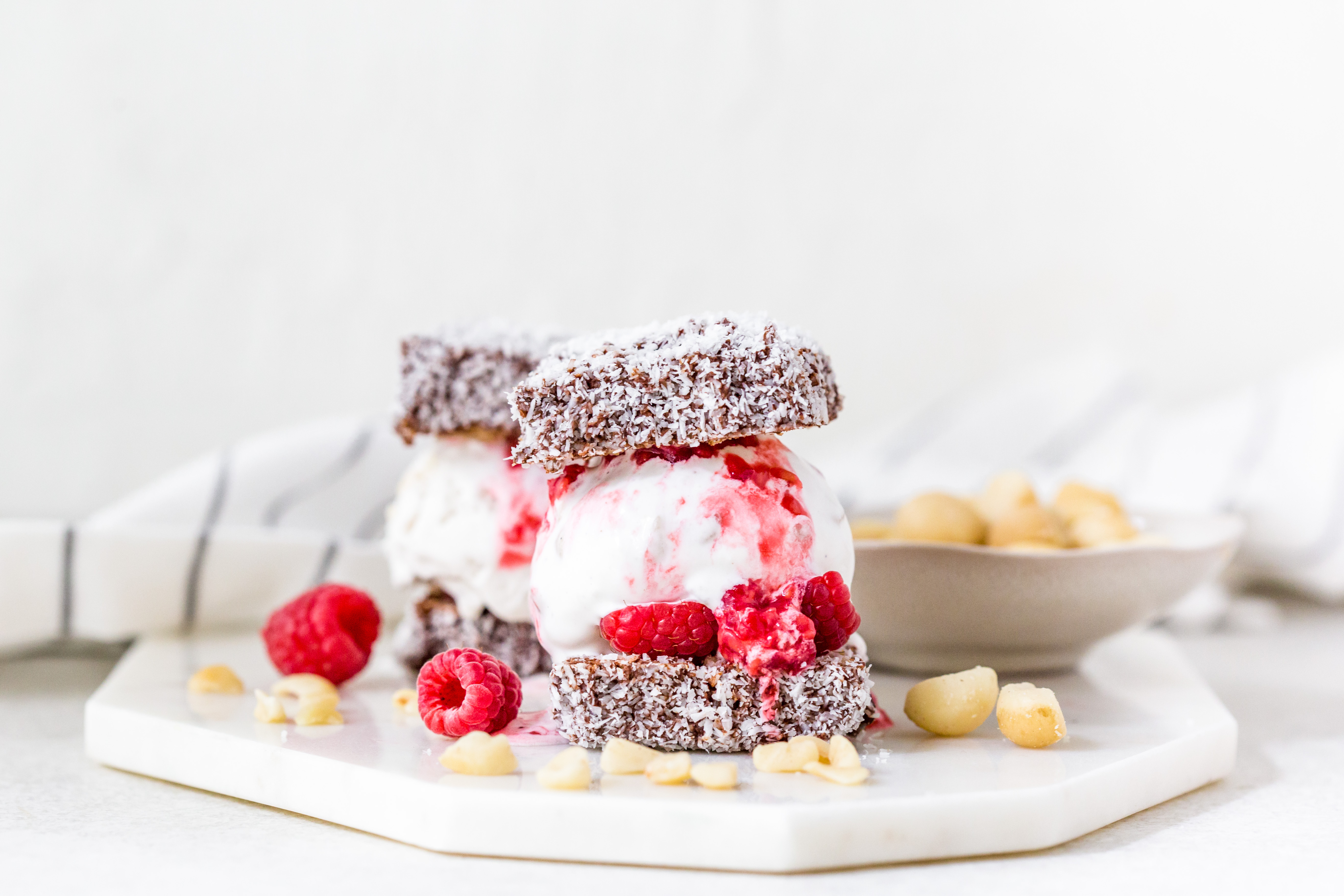 Lamington-Eis-Sandwiches mit Macadamias