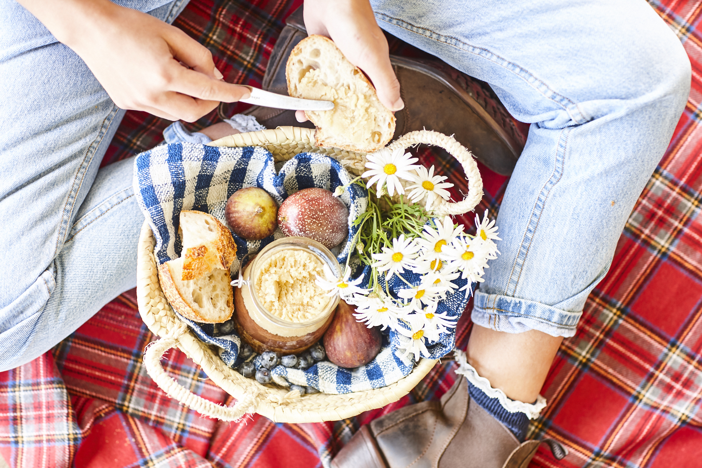 Dreischichtige Vanille-, Karamell- und Schokoladen-Macadamia-Butter