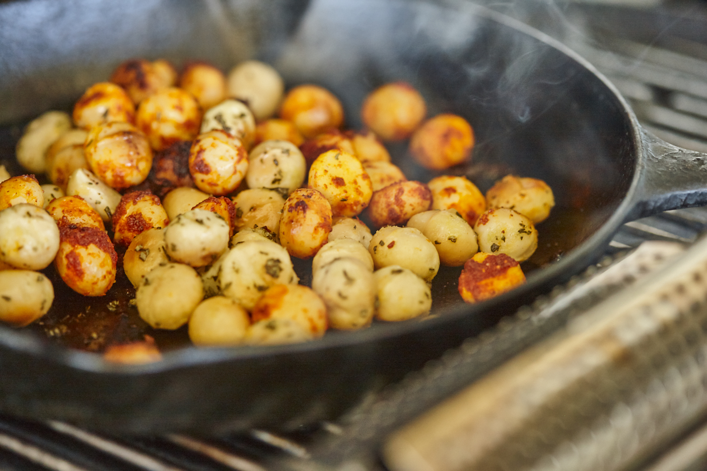 Gewürzte und geräucherte Macadamias vom Grill