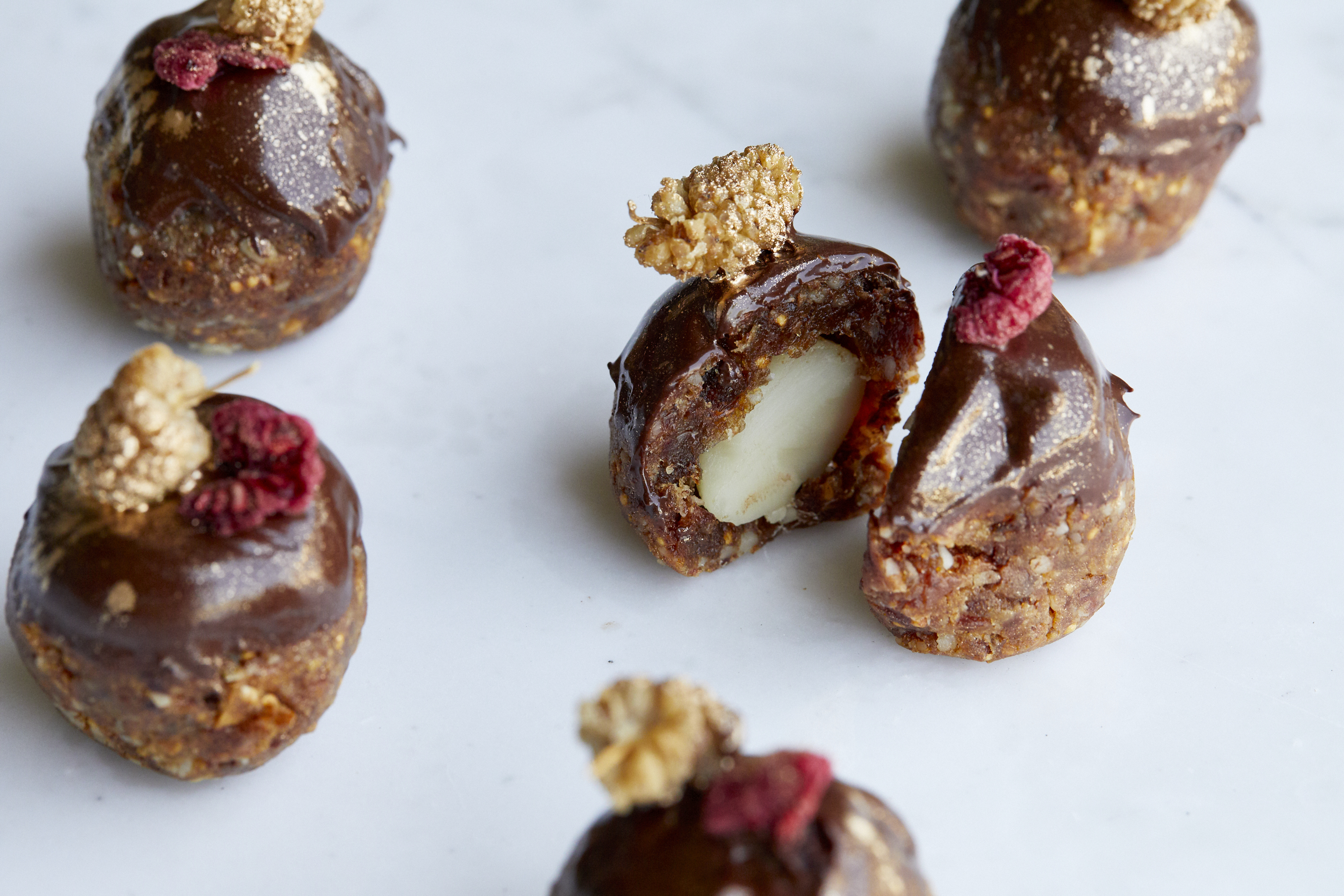 Weihnachtliche Macadamia-Kugeln mit goldenen Maulbeeren