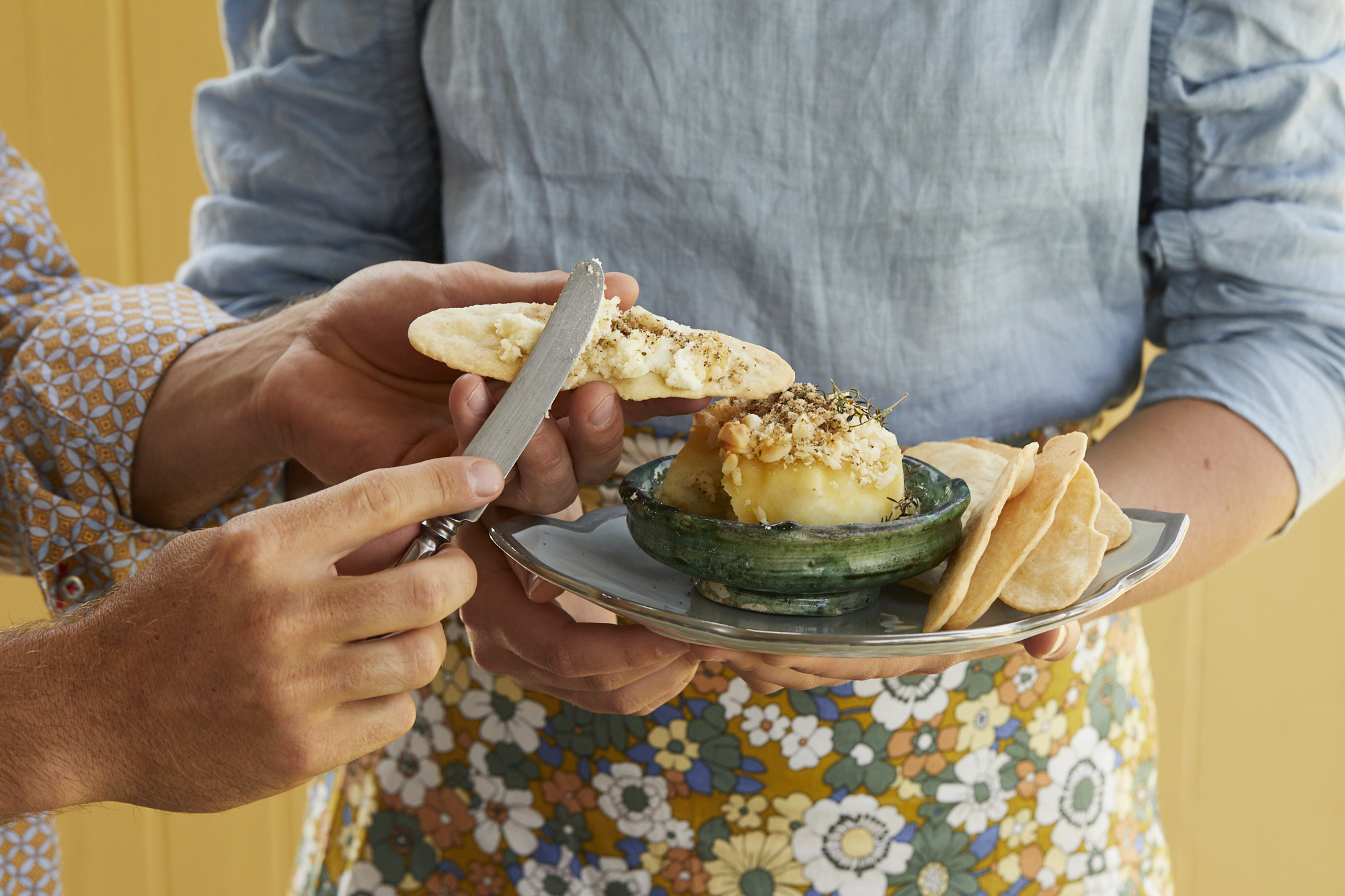 Gebackener Macadamia-Feta mit selbstgemachtem Knäckebrot und Za’atar