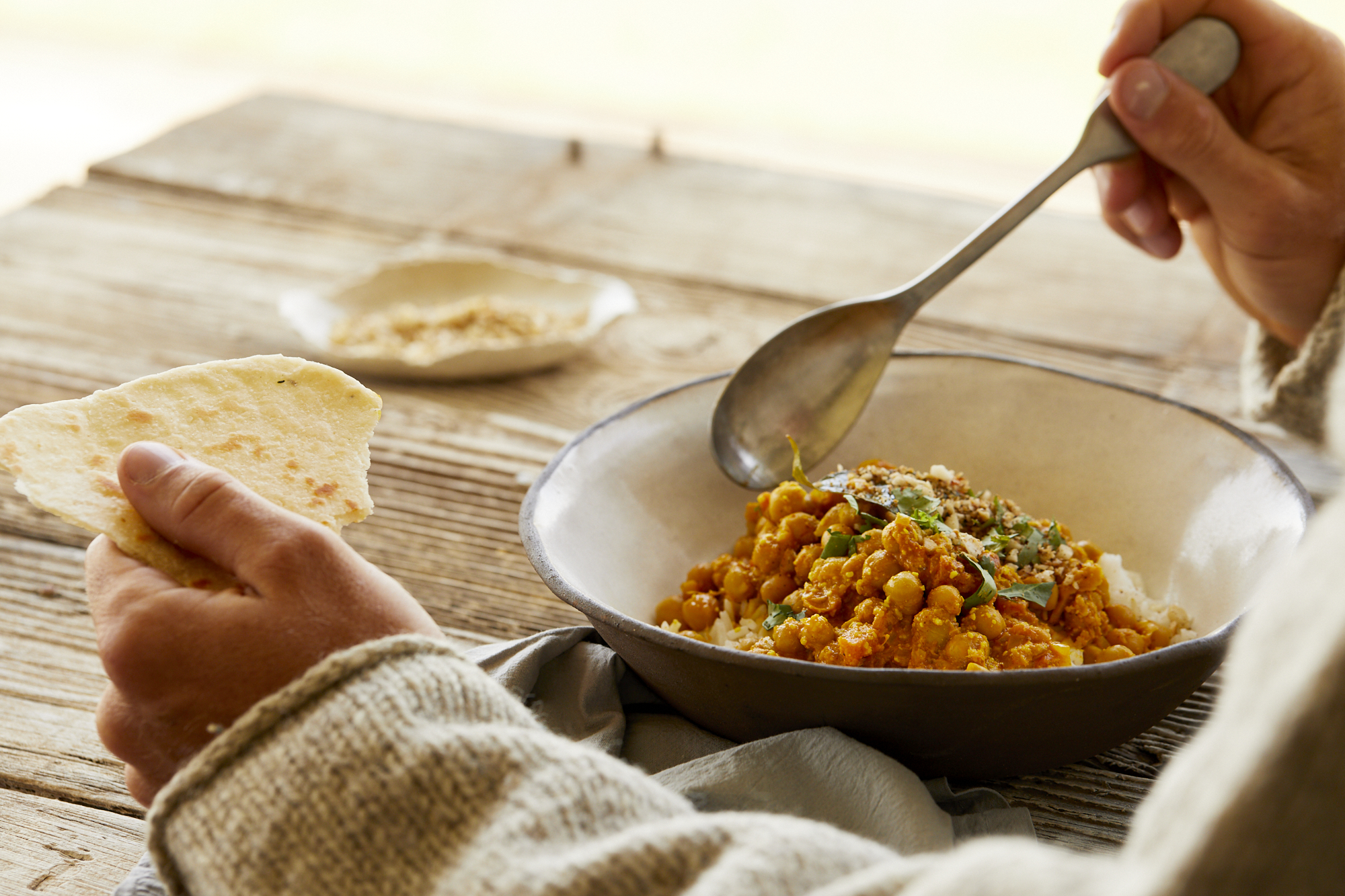 Veganes Macadamia-Kichererbsen-Curry mit Macadamiabrot