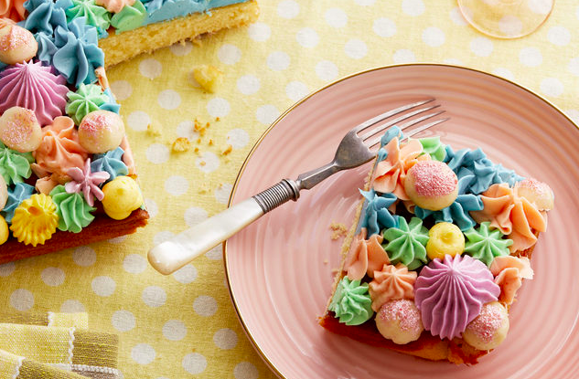 Bunter Kuchen mit glitzernden Macadamias