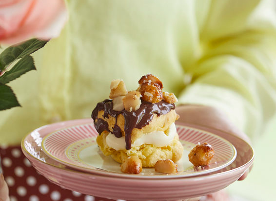 Zum Muttertag: Windbeutel mit Schokolade und gesalzenen Macadamias