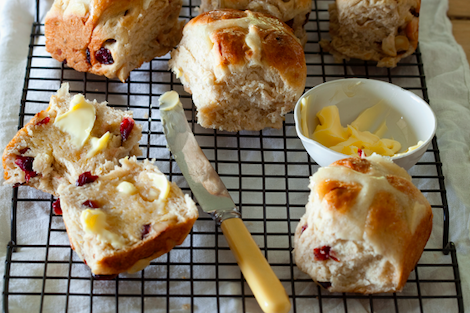 Süße Brötchen mit Macadamias und Cranberries